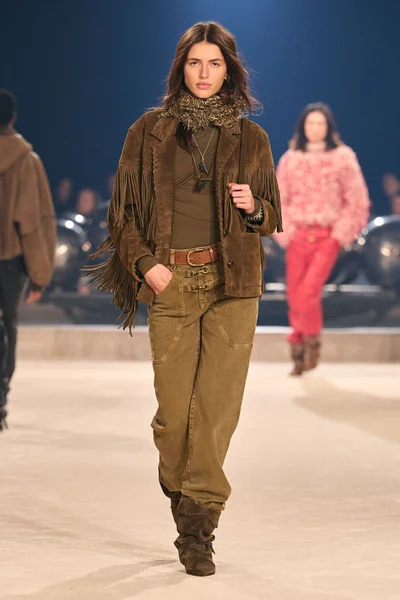 Look 16